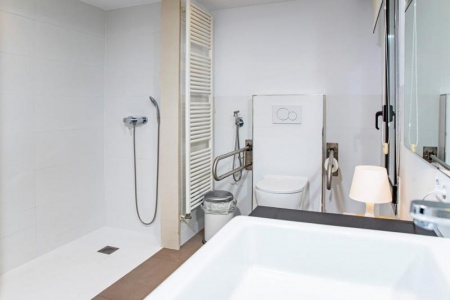 Quels &eacute;quipements choisir pour une salle de bains PMR &agrave; Luc&eacute; ?