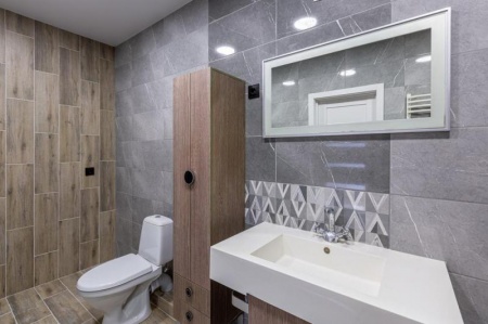 Le carrelage ou la fa&iuml;ence change l'ambiance d'une salle de bains &agrave; Luc&eacute;